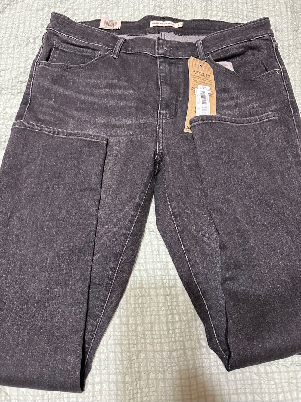 Women’s Black Classic Mid-Rise Skinny Levi’s jeans in Charcoal